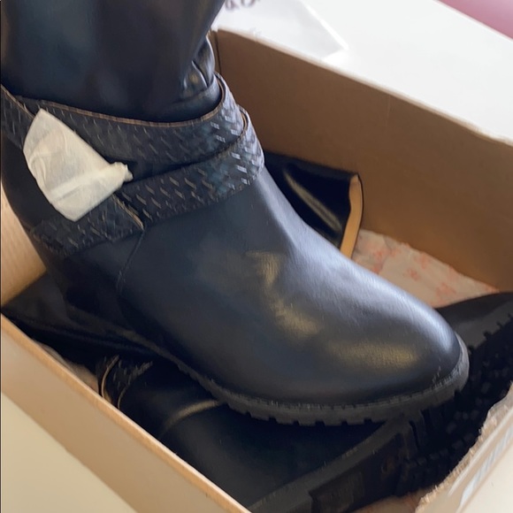 Boots - Picture 3 of 3